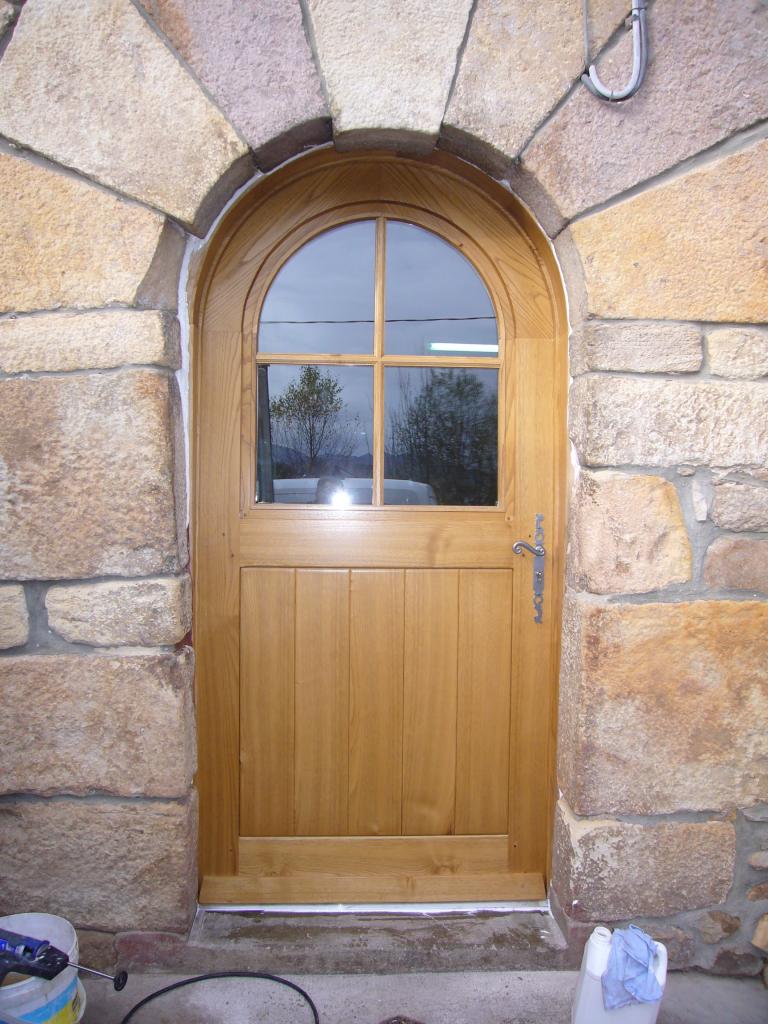 Porte d'entrée cintrée avec partie haute vitrée